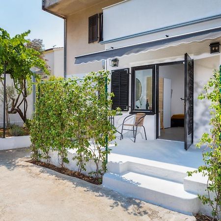 3 Minutes From The Beach: Lovely Studio Apartment Pula Bagian luar foto