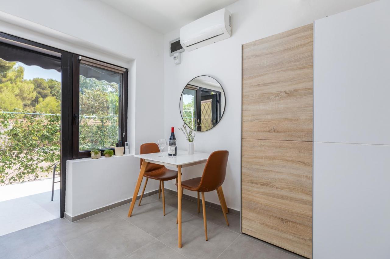 3 Minutes From The Beach: Lovely Studio Apartment Pula Bagian luar foto