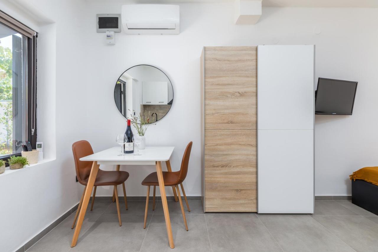 3 Minutes From The Beach: Lovely Studio Apartment Pula Bagian luar foto