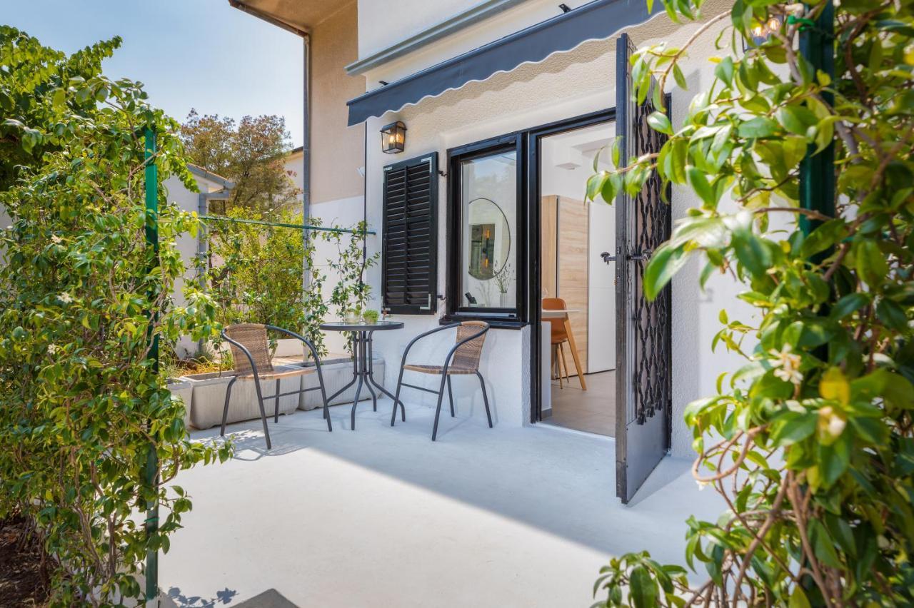 3 Minutes From The Beach: Lovely Studio Apartment Pula Bagian luar foto