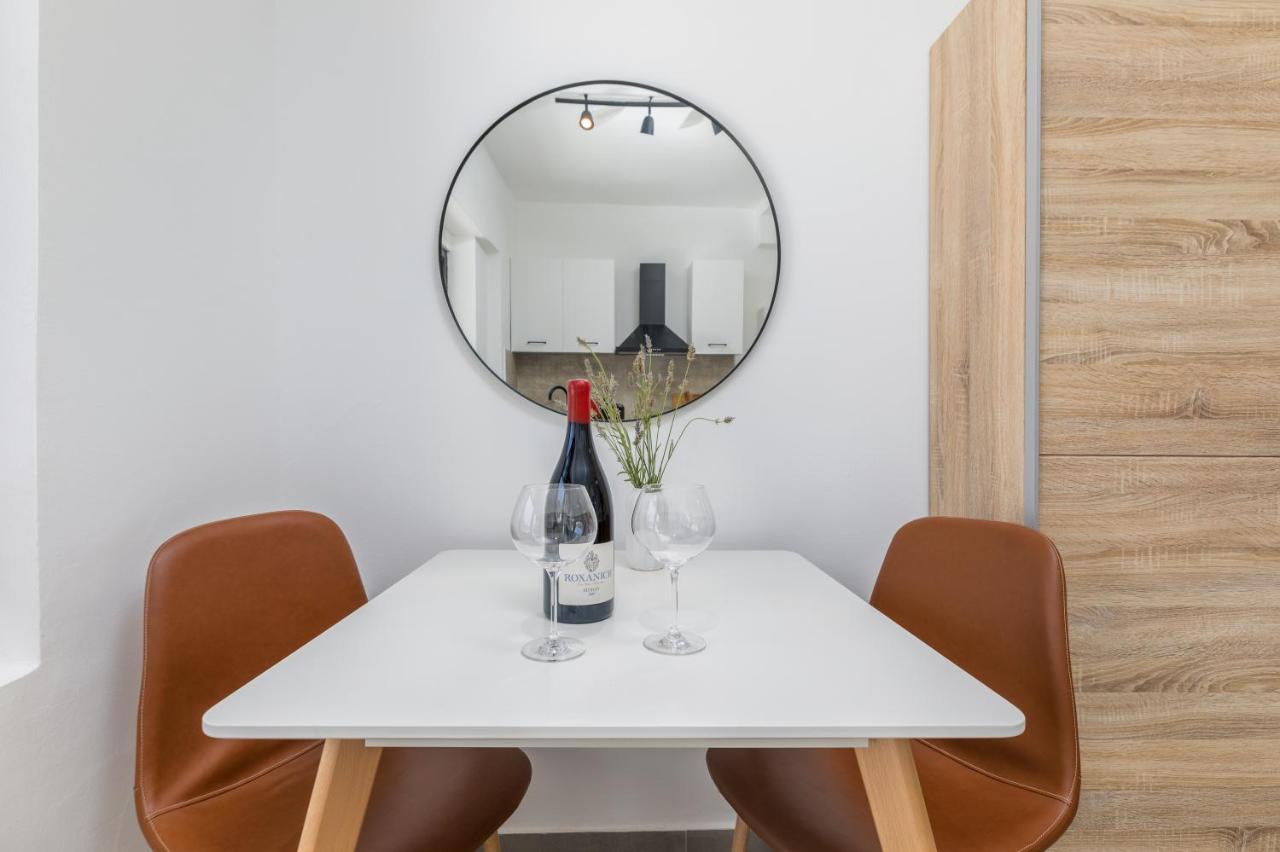 3 Minutes From The Beach: Lovely Studio Apartment Pula Bagian luar foto