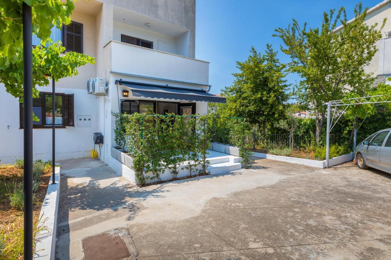 3 Minutes From The Beach: Lovely Studio Apartment Pula Bagian luar foto