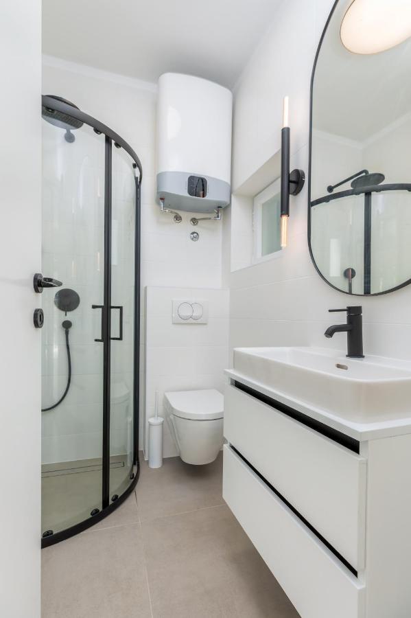 3 Minutes From The Beach: Lovely Studio Apartment Pula Bagian luar foto