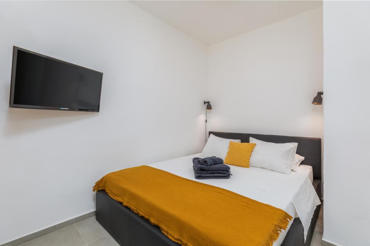 3 Minutes From The Beach: Lovely Studio Apartment Pula Bagian luar foto