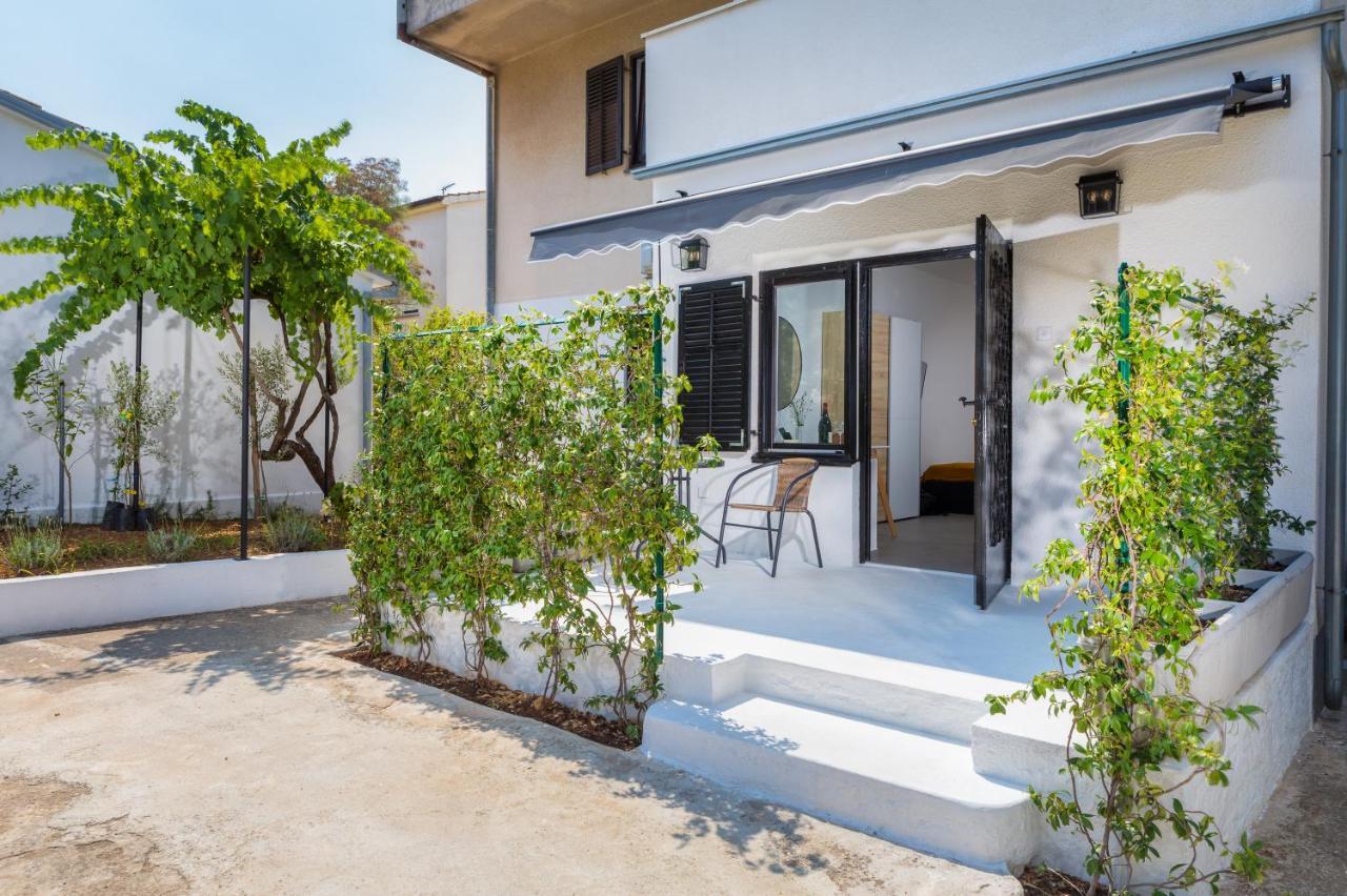 3 Minutes From The Beach: Lovely Studio Apartment Pula Bagian luar foto